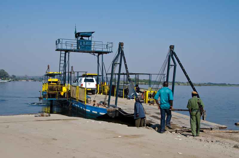 35 - Zambia - Kazungula - rio Zambeze - transbordador